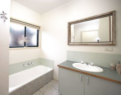 The Divide - Rye Back Beach Hideaway - Mackay Tourism 3