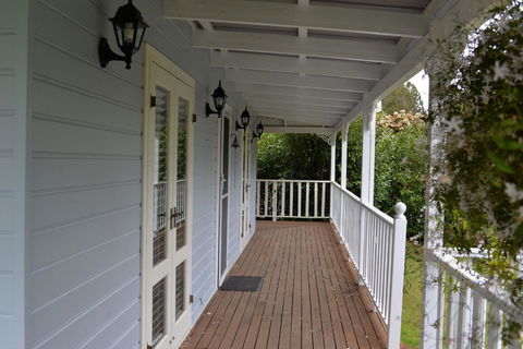 The Doll's House - Charming 2 Bedroom Cottage Just A Short Walk From The Village - Mackay Tourism 2