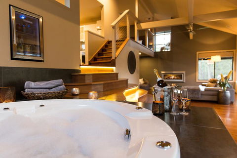 The Edge Villa - Mackay Tourism 0