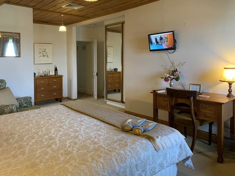 The Racecourse Inn - Mackay Tourism 1