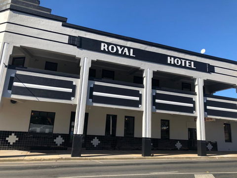 The Royal Hotel, Drouin - Mackay Tourism 1