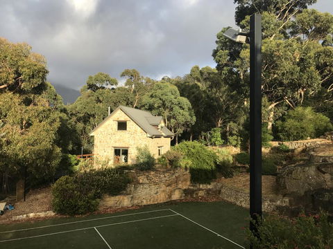 The Stone Cottage (with Tennis Court) - Mackay Tourism 2