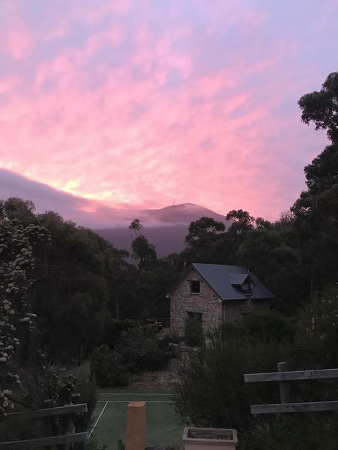 The Stone Cottage (with Tennis Court) - Mackay Tourism 0