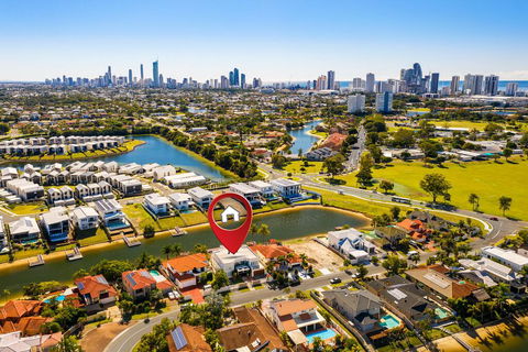 The White House GC Waterfront Home Cinema Jacuzzi Heated Pool - Mackay Tourism 1