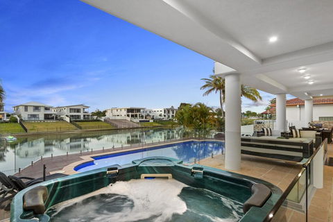 The White House GC Waterfront Home Cinema Jacuzzi Heated Pool - Mackay Tourism 3