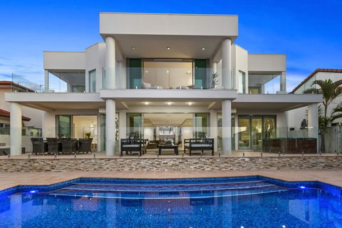 The White House GC Waterfront Home Cinema Jacuzzi Heated Pool - Mackay Tourism 2