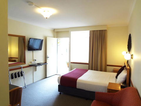 Three Explorers Motel - Mackay Tourism 3