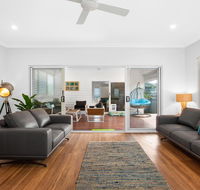 Three-Bed Family Entertainer Near Beach and Cafes