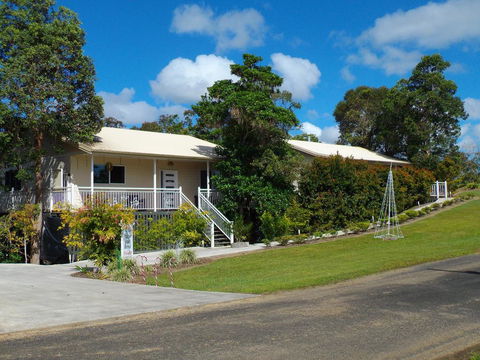Tinaroo Sunset Retreat - Mackay Tourism 0