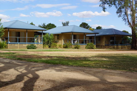 Tooleybuc River Retreat Villas - Mackay Tourism 0