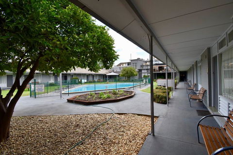 Townhouse Motel Cowra - Mackay Tourism 3