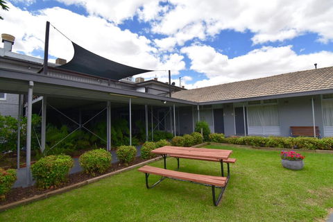 Townhouse Motel Cowra - Mackay Tourism 1
