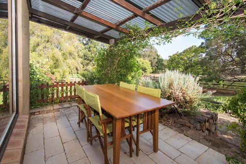 Trastevere Cowaramup Farm House - Mackay Tourism 0