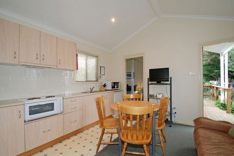 Triabunna Cabin & Caravan Park - Mackay Tourism 0
