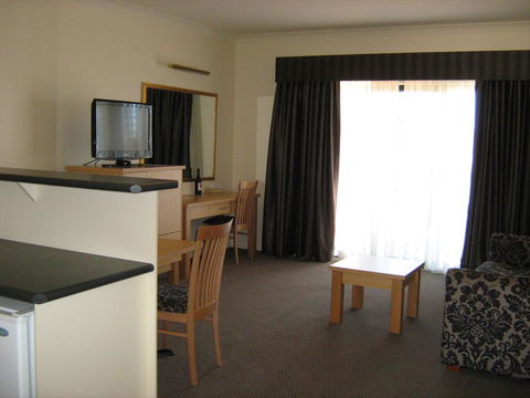 Turners Vineyard Motel - Mackay Tourism 1