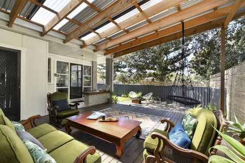 UMINA BEACH KOKOMO- Walk To The Beach, FAMILY And PET FRIENDLY Set Of 3 Vintage Original Holiday Flats & Vintage Caravan And Bat - Mackay Tourism 2