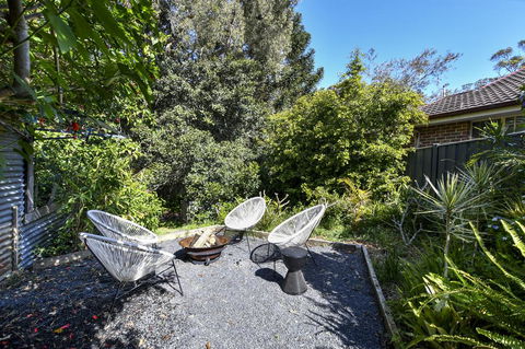 UMINA BEACH KOKOMO- Walk To The Beach, FAMILY And PET FRIENDLY Set Of 3 Vintage Original Holiday Flats & Vintage Caravan And Bat - Mackay Tourism 3