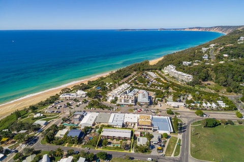 Unit 5 Rainbow Surf - Modern, Double Storey Townhouse With Large Shared Pool, Close To Beach And Shop - Mackay Tourism 1