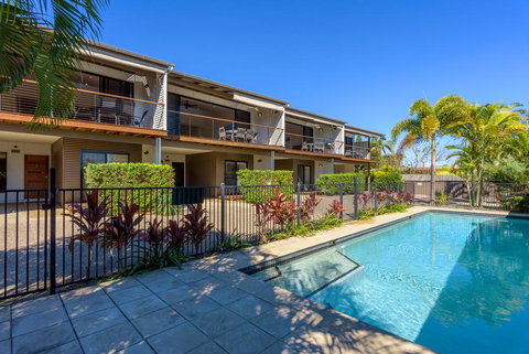 Unit 5 Rainbow Surf - Modern, Double Storey Townhouse With Large Shared Pool, Close To Beach And Shop - Mackay Tourism 2