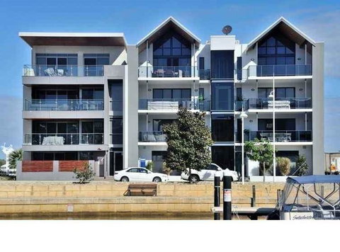 Venetian Canal 1 Bedroom Apartment - Mackay Tourism 0