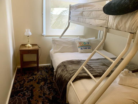 Victoria Albert Guest House Bar Cafe And Restaurant - Mackay Tourism 3