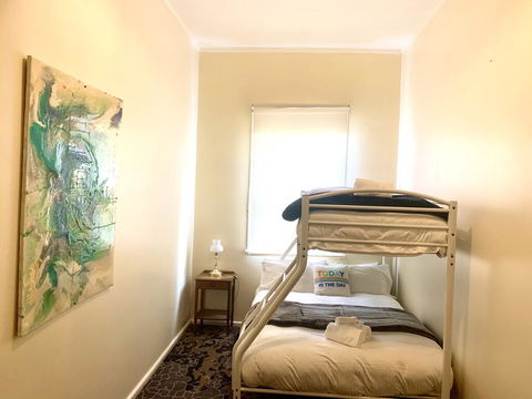 Victoria Albert Guest House Bar Cafe And Restaurant - Mackay Tourism 1