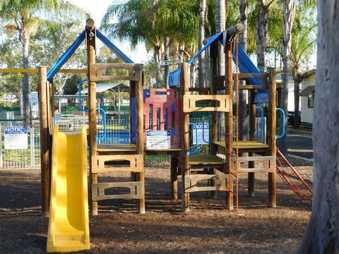 Villa Holiday Park - Mackay Tourism 1