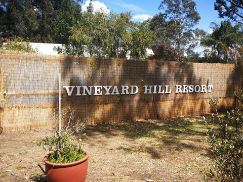 Vineyard Hill Resort - Mackay Tourism 0