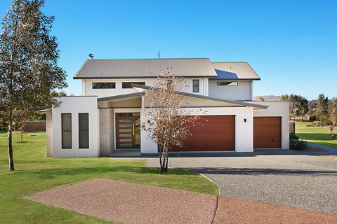 Vineyard Views - Mackay Tourism 0