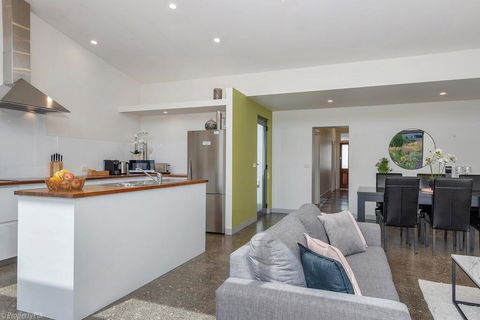 Walk To Salamanca, Queens Cottage LUX 3bdm Queens Cottage - Mackay Tourism 1