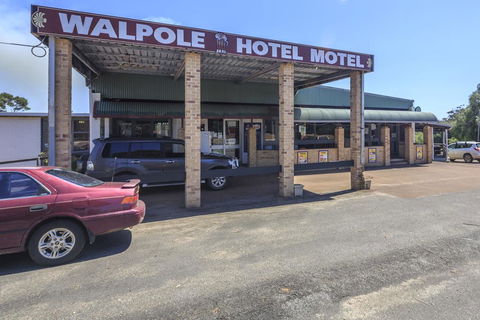 Walpole Hotel Motel - Mackay Tourism 1