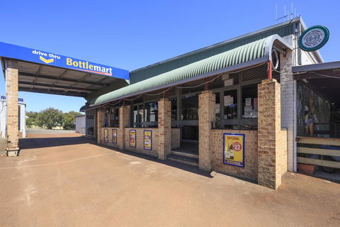 Walpole Hotel Motel - Mackay Tourism 2