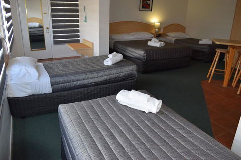 Warwick Vines Motel - Mackay Tourism 1