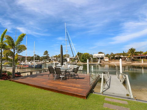 WATERFRONT HOME BORDERING MOOLOOLABA - Mackay Tourism 1