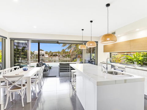 WATERFRONT HOME BORDERING MOOLOOLABA - Mackay Tourism 3