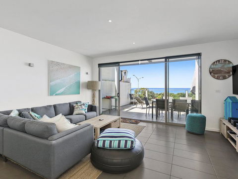 WATERFRONT SEVEN - In The Heart Of Lorne - Mackay Tourism 0