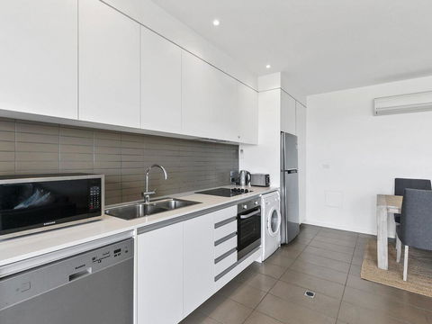 WATERFRONT SEVEN - In The Heart Of Lorne - Mackay Tourism 1