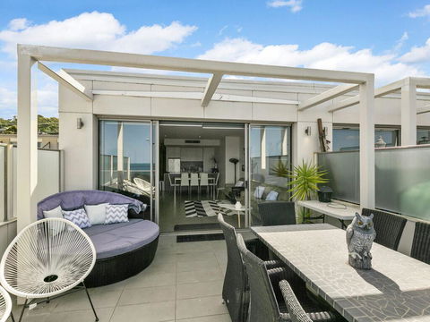 WATERFRONT THREE- In The Heart Of Lorne - Mackay Tourism 1