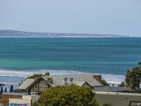 WATERFRONT THREE- In The Heart Of Lorne - Mackay Tourism 3