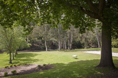 Oscar\'s On The Yarra - Mackay Tourism 6