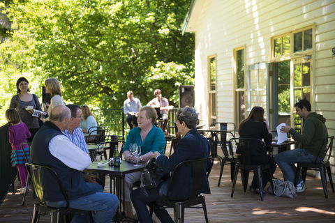 Oscar\'s On The Yarra - Mackay Tourism 10