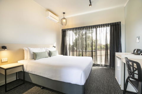 Nightcap At Excelsior Hotel - Mackay Tourism 16