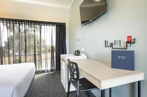 Nightcap At Excelsior Hotel - Mackay Tourism 10
