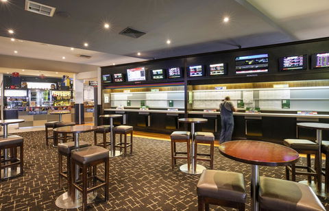 Nightcap At Excelsior Hotel - Mackay Tourism 29