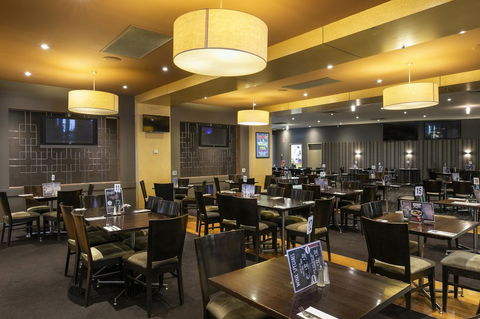 Nightcap At Excelsior Hotel - Mackay Tourism 5