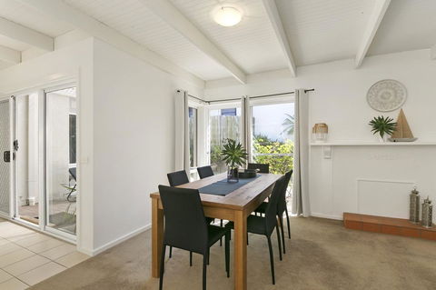Mysa Anglesea Sleeps 7 WiFi SmartTV Cafes Shops - Mackay Tourism 9
