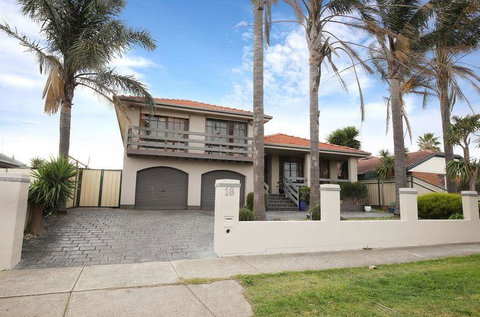 The Gallery Hours - Mackay Tourism 7