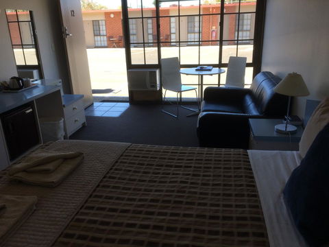 Ambassador Motor Inn - Mackay Tourism 24