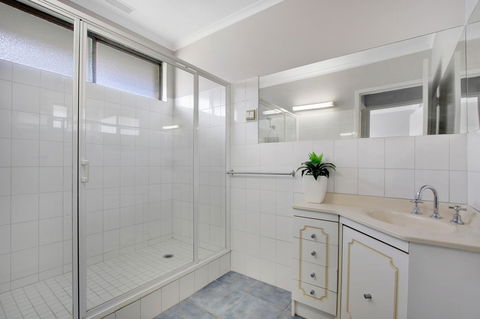Hybiscus Waterfront Apartments - Mackay Tourism 10