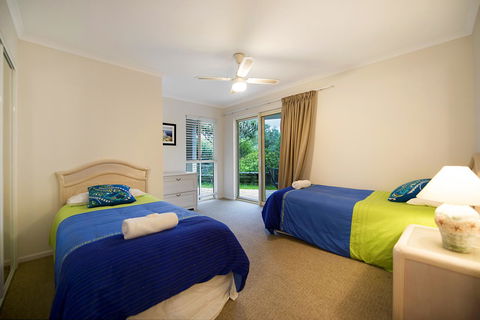 Whale Watch Ocean Beach Resort - Mackay Tourism 6